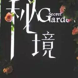 夏季的时尚女孩