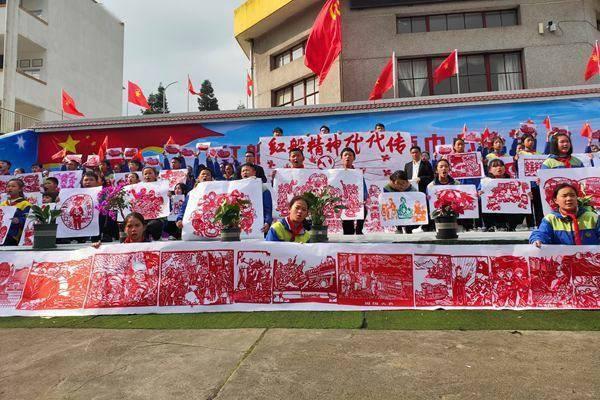 家中着火,熊孩子乘机把书包甩进去火里,网友:脑子还挺机智!