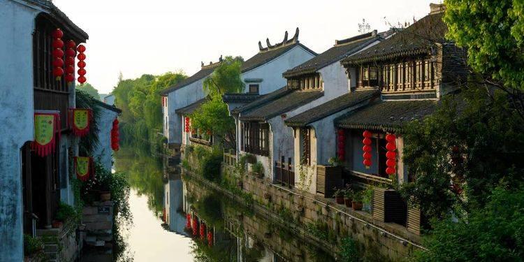 新闻联播结束后，为什么要播放主持人收稿子的画面，究竟是什么原因？